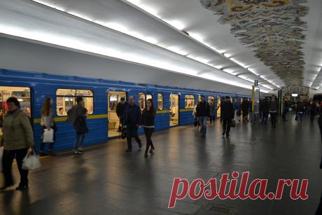 Недавно посетил Киев. Да, метрополитен там мощный. Не так сильно развит, как в Москве, однако, тоже впечатляет. Одна только синяя ветка метро чего стоит, постоянно много народу и всегда забитые поезда. Да а на Вокзальной спуститься в метро что-то с чемто, народу очень много всегда.