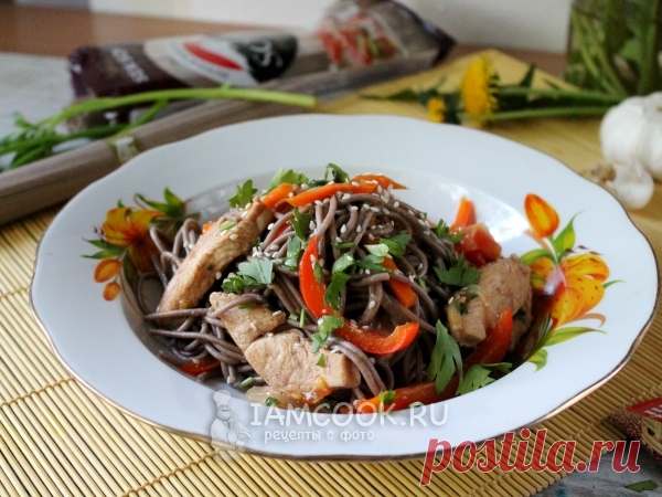 Гречневая лапша с курицей и овощами