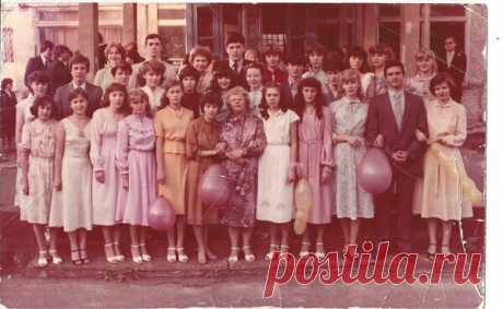 О чем расскажет советская фотография с выпускного? Дедукция на тему потерянной страны. Поздний СССР, 83 год. Казалось бы, обычное фото. Похожие фотографии есть у всех моих сверстников. Какие логические