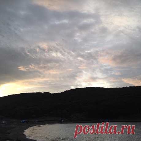 На последний день лета , я приберёг особенную фотографию для вас 🙌 , она была сделана приблизительно в 6:40 утра 😪💤, рассвет у моря ⛺️🌅 , небо ⛅️ , тишина 🔕 , обстановка комфорта✌️ , всё , что так нужно человеку , отдыхающему в другом городе 🍹, знаю , что учебный год уже начинается , и поэтому я желаю всем терпения ✏️ 📐📚📖 , надеюсь вы провели своё лето так же , как и я , воплотили все свои планы! 😉🍃🌾🌊🎉👾🍕🍉🍈
*****************************************************
U2 - Sometimes Yo