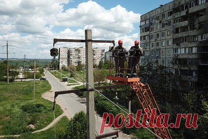 В ДНР украинский беспилотник атаковал энергетиков. Украинский дрон атаковал энергетиков, работавших в поселке Старомихайловка в Донецкой народной республике (ДНР). Об этом сообщили в Министерстве угля и энергетики ДНР. Как заявили в ведомстве, с помощью беспилотника украинские военные сбросили взрывоопасный предмет на автовышку энергетиков.