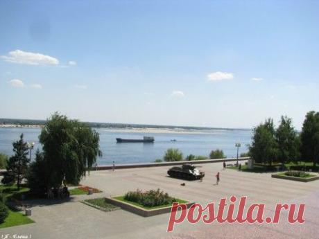 "В том кургане похоронена война, в мирный берег тихо плещется волна..."