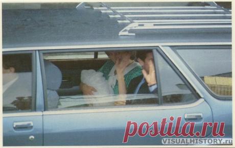 1982. Королевская семья: принц Уильям Уэльский едет домой, сцена в автомобиле после выписки | VISUALHISTORY.ru