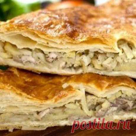 Кулинарный рецепт пирога с курицей и луком. Пирог из слоеного теста с куриными грудками готовить одно удовольствие: это просто , быстро, вкусно и выгодно.