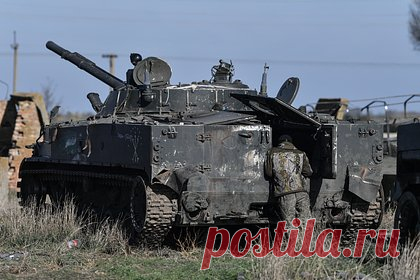 В России оценили огневую мощь БМП-3. Вооружение боевой машины пехоты БМП-3, которая получила орудие 2А70 калибра 100 миллиметров и автоматическую пушку 2А72 калибра 30 миллиметров, способно пробивать стены зданий, сообщил военный эксперт Алексей Суконкин. Также в арсенал машины входят пулеметы и противотанковые ракеты.