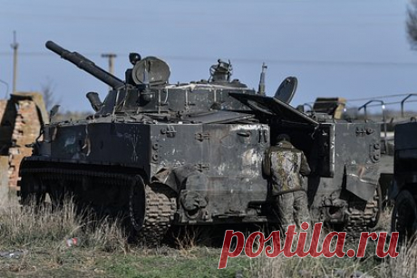 В России оценили огневую мощь БМП-3. Вооружение боевой машины пехоты БМП-3, которая получила орудие 2А70 калибра 100 миллиметров и автоматическую пушку 2А72 калибра 30 миллиметров, способно пробивать стены зданий, сообщил военный эксперт Алексей Суконкин. Также в арсенал машины входят пулеметы и противотанковые ракеты.