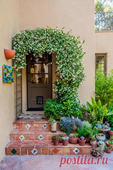 Вдохновение: цветочное оформление балконов и крылец