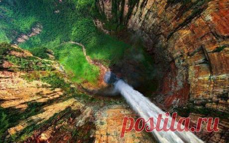Анхель — самый высокий в мире водопад, общая высота 979 метров, высота непрерывного падения 807 метров. Водопад находится в тропических лесах Венесуэлы, на территории Национального парка Канайма.