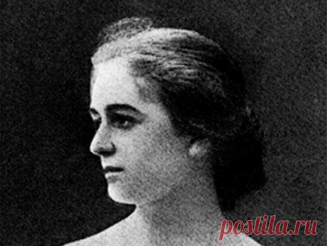 “Найекзотичніша постать в українській літературі” – так назвав Наталену Королеву видатний прозаїк Валерій Шевчук. З’явилася на світ вона 130 років тому, 3 березня 1888 року, неподалік міста Бургос у Кастилії – історичному регіоні Іспанії. При народженні отримала ім’я Кармен Фернанда Альфонса Естрелла Наталена Дунін-Борковська. Мати походила зі старовинного іспанського дворянського роду де Ласерда (Лячерда) і […]