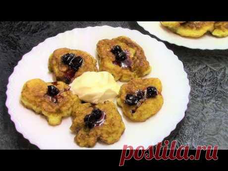 Пышные и очень вкусные творожные оладьи с яблоком к завтраку.