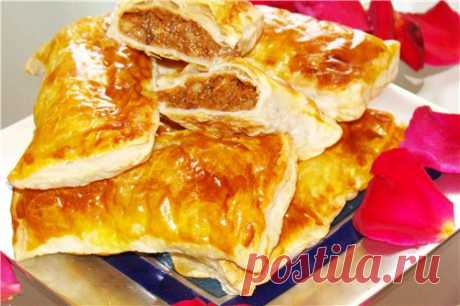 Слоеные пирожки с начинкой из вареной сгущенки и орехами