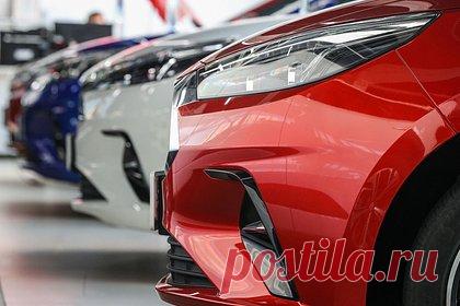 В России спрогнозировали ценовые войны на авторынке. На российском авторынке могут начать «ценовые войны» автопроизводителей в случае сохранения ключевой ставки Центробанка на текущем уровне, рассказал генеральный директор дилерского холдинга «Автодом» Андрей Ольховский. Если регулятор оставит ее без изменения, то авторынок может столкнуться со стагнацией.