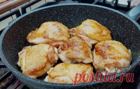 Курица по-венгерски - это бесподобно, слов нет, так вкусно!
Сегодня я хочу поделиться с вами невероятно вкусным рецептом курицы по-венгерски. Это блюдо обязательно стоит попробовать хотя бы раз — уверена, что оно вам точно понравится!
Ингредиенты:
Для курицы:
- Куриные бёдра с кожей — 4–6 шт.
- Растительное масло — 2 ст. л.
- Сливочное масло — 20 г.
- Соль — по вкусу.

Для соуса:
- Лук репчатый (крупный) — 1 шт.
- Чеснок — 2 зубчика.
- Красный сладкий перец — 1 шт. (мясист...