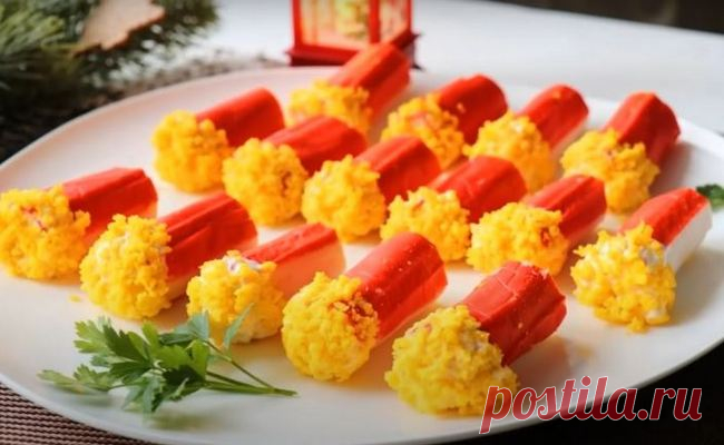 Петарды из крабовых палочек – новогодняя закуска на праздничный стол Закуска петарды из крабовых палочек - это яркое и вкусное блюдо, которое поможет украсить новогодний стол быстро и без длительных хлопот