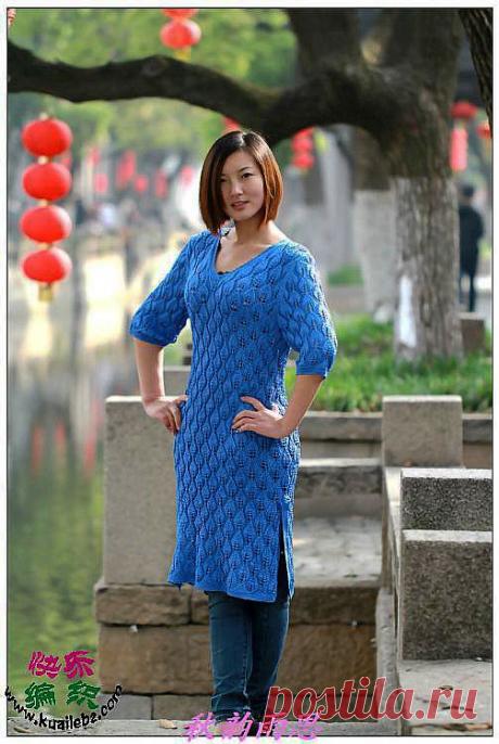 Синее платье-туника спицами