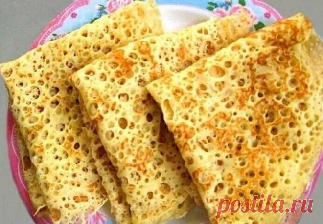 Ажурные блинчики на кефире с дырочками. Очень нежные и вкусные.
Сегодня я буду готовить тонкие блинчики на кефире, заварные с кипятком. Они получаются ажурные, с дырочками, невероятно нежные и вкусные. Просто тают во рту! 
Ингредиенты:
- Яйца куриные - 2 шт
- Сахар - 2 ст.л.
- Соль - 1/2 ч.л.
- Кефир -  0,5 л
- Кипяток - 1 стакан
- Сода - 1/2 ч.л.
- Растительное масло - 4 ст.л.
- Мука - 300 гр

Приготовление:
1. Сначала разбиваем два яйца, добавляем две столовые ложки саха...