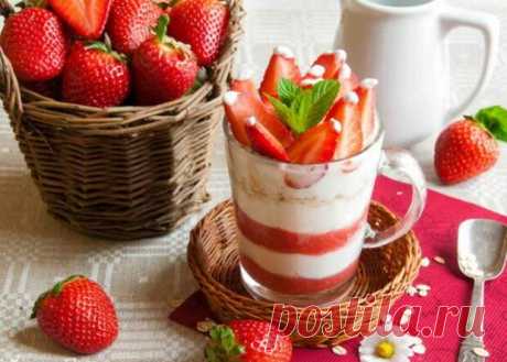 Что приготовить из свежей клубники на десерт: 5 рецептов - Будет вкусно - 12 июня - 43779688113 - Медиаплатформа МирТесен Неповторимый аромат свежей клубники — запах долгожданного лета. Сочные красные ягоды с нежной мякотью и приятной кислинкой ассоциируются с жаркими июньскими днями, взрываясь во рту фейерверком вкуса. А какие чудесные десерты из свежей клубники можно приготовить! Рецепты с фото вы найдете ниже, а за - 12 июня - 43779688113 - Медиаплатформа МирТесен