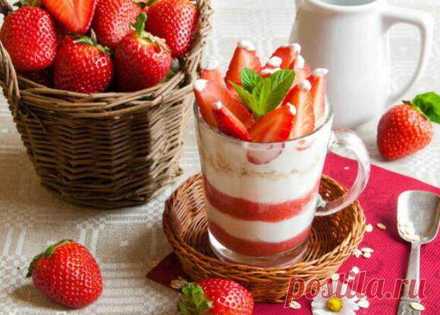 Что приготовить из свежей клубники на десерт: 5 рецептов - Будет вкусно - 12 июня - 43779688113 - Медиаплатформа МирТесен Неповторимый аромат свежей клубники — запах долгожданного лета. Сочные красные ягоды с нежной мякотью и приятной кислинкой ассоциируются с жаркими июньскими днями, взрываясь во рту фейерверком вкуса. А какие чудесные десерты из свежей клубники можно приготовить! Рецепты с фото вы найдете ниже, а за - 12 июня - 43779688113 - Медиаплатформа МирТесен