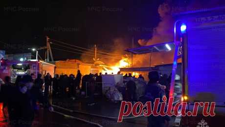 Площадь пожара на рынке в Ростове-на-Дону возросла до 2 тыс. кв. метров. Директор рынка &quot;Темерник&quot; в Ростове-на-Дону Шамиль Карабашев сообщил ТАСС, что площадь возгорания в торговых павильонах возросла до 2 тыс. кв. метров. &quot;Что могло [стать причиной возгорания]? Даже не знаю, потому что только ...