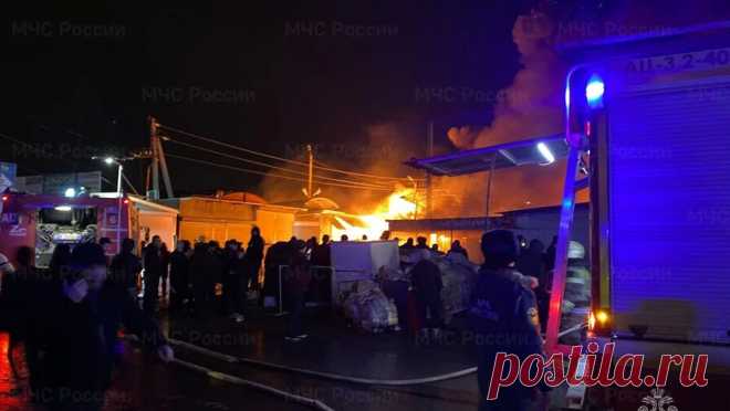 Площадь пожара на рынке в Ростове-на-Дону возросла до 2 тыс. кв. метров. Директор рынка "Темерник" в Ростове-на-Дону Шамиль Карабашев сообщил ТАСС, что площадь возгорания в торговых павильонах возросла до 2 тыс. кв. метров. "Что могло [стать причиной возгорания]? Даже не знаю, потому что только ...