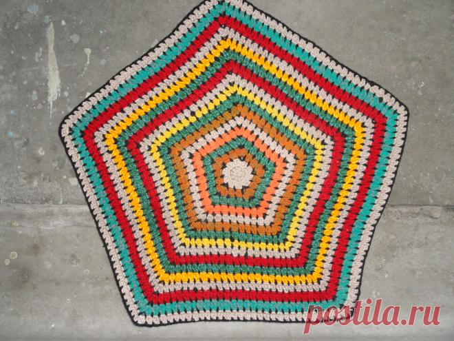 Коврики | Вязаные крючком аксессуары Вот такими ковриками мы создаём уют в своем подъезде