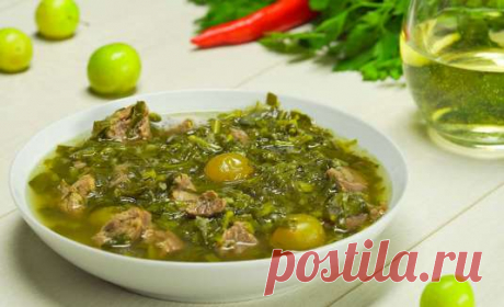 Чакапули - пошаговый рецепт с фото и видео от Всегда Вкусно! ⭐⭐⭐⭐⭐ 1. Нарезать тархун, кинзу, зеленый лук, острый перец и перемешать. Мясо нарезать на кусочки среднего размера. Чеснок размельчить, добавить воды и перемешать. 2. Кусочки мяса поместить в казан или большую кастрюлю. На мясо выложить равномерно зелень, полить размельченным чесноком, на зелень выложить ткемали, посолить, налить равномерно 200 г белого сухого вина и 1 литр воды.  ↪ Пошаговый рецепт с фото и видео!