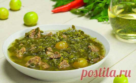 Чакапули - пошаговый рецепт с фото и видео от Всегда Вкусно! ⭐⭐⭐⭐⭐ 1. Нарезать тархун, кинзу, зеленый лук, острый перец и перемешать. Мясо нарезать на кусочки среднего размера. Чеснок размельчить, добавить воды и перемешать. 2. Кусочки мяса поместить в казан или большую кастрюлю. На мясо выложить равномерно зелень, полить размельченным чесноком, на зелень выложить ткемали, посолить, налить равномерно 200 г белого сухого вина и 1 литр воды.  ↪ Пошаговый рецепт с фото и видео!