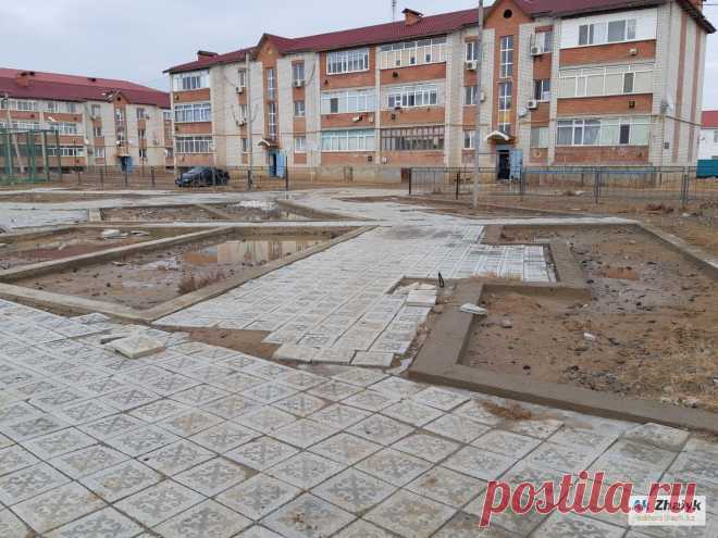 В июле 2017 года в микрорайоне Болашак поселка Макат было начато строительство зоны отдыха площадью 3900 кв. м, оценённое в 54 млн тенге. Сдать объект подрядчик должен был в декабре 2018-го, но этого так и не произошло.