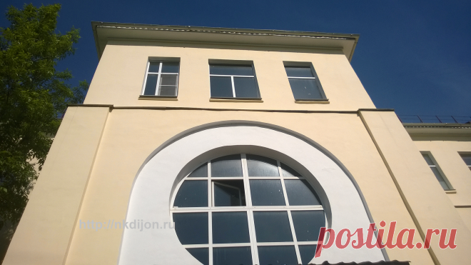 На витраж установлена пленка Charcol 5.В самый солнечный день(солнечная сторона) - солнце больше не слепит посетителей злания