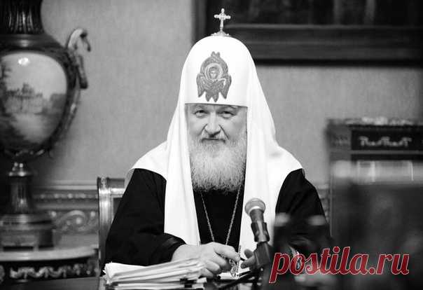 Мы должны научиться работать с молодежью, в том числе через Интернет, через социальные сети. У нас многие священники занимаются проповедью в Интернете и соцсетях, — иногда очень успешно, иногда, на мой взгляд, не совсем правильно. Не люблю, когда священники стараются говорить на языке молодежи, употребляя сленг. Не надо мимикрировать под молодежь, — нужно просто нести молодым те идеи, которые будут для них привлекательны, научиться говорить понятным для них языком. Вот в э...
