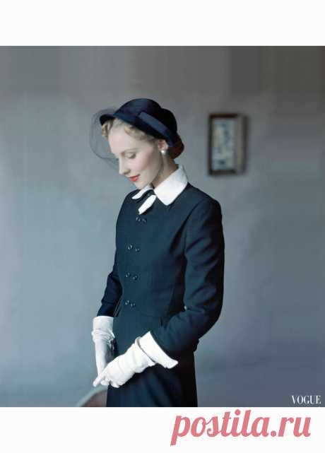 Ricki Van Dusen in navy suit with

December 1941

© Horst P.Horst