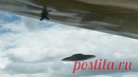 Около самолета Байдена засекли НЛО. Неопознанный летающий объект (НЛО) заметили в небе над аэропортом Лос-Анджелеса, где в тот момент приземлялся самолет американского президента Джо Байдена. Об этом пишет газета The New York Post. По данным издания, шаровидный аппарат ...