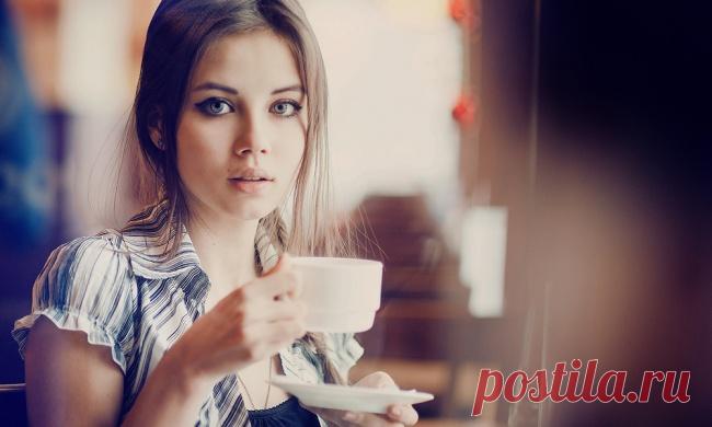 Если можно, то мне — эспрессо,
Новостей и немного денег,
Путешествовать, меньше стресса,
Больше нежности, без истерик.
Шоколадку, добрее утро,
Вдохновения и улыбок.
Если можно, давайте утку
Запеченную или рыбу.
Дольше — молодость, позже — старость,
Двух детей или дальше — внуков...
И здоровья бы — вот подарок,
К черту грыжу и близорукость.
А еще бы побыть успешным,
И портрет хочу (лучше — в профиль).
Ой, простите меня, конечно,
замечтался...
Мне — черный кофе.