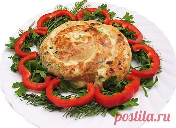 Вертуда мясная - медиаплатформа МирТесен Это простое, но... невероятно вкусное блюдо я готовила по такому рецепту: Нам понадобится: куриная грудка зелень твердый сыр майонез чеснок соль, перец Мясо нарезать на ломтики и отбить как можно тоньше(молоточка у меня нет, я скалкой...) Стол смазать слегка раст. маслом и выложитьна него внахлест