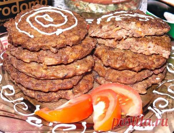 Печёночные котлеты с манкой,получаются мягкими, нежными и очень вкусными!
Автор: Наталья Кондратюк

Ингредиенты: 
Куриная печень- 400-450 г 
Лук репчатый - 1-2 шт. 
Морковь - 1шт 
Чеснок - 2-3 зубчика 
Манная крупа - 6-7 ст. ложек 
Сода пищевая - на кончике ножа 
Соль - по вкусу 
Перец - по вкусу 
Мука 
Растительное масло 

Приготовление: 
Печень помыть и обсушить.Нарезать кусочками.Лук,морковь почистить,помыть.Лук нарезать кубиками.Морковь натереть на крупной тёрки.Лук,мо...