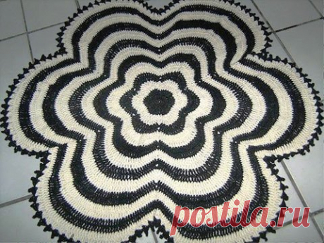Коврик «Белое и черное» имеет форму цветка, связанного контрастными полосами. Крючком. Схема. / stolbik-plus.ru