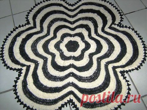 Коврик «Белое и черное» имеет форму цветка, связанного контрастными полосами. Крючком. Схема. / stolbik-plus.ru