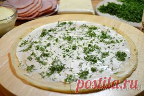 Блинные рулетики с начинкой из ветчины и сыра Очень вкусная и лёгкая в приготовлении закуска. Ингредиенты: молоко — 2 стакана (400 грамм) пшеничная мука — 8 столовых ложек (160 грамм) подсолнечное масло для жарки блинов — 3 столовые ложки (60 грамм) плавленый кусковой сырок — 2 пачки (300 грамм) майонез — 90 грамм свежая зелень укропа — небольшой пучок (20 грамм) нарезанная ветчина — 300 грамм яйца — 4 шт соль — щепотка В ёмкость вбить четыре яйца. Затем высыпать муку и добавить щепотку соли.…