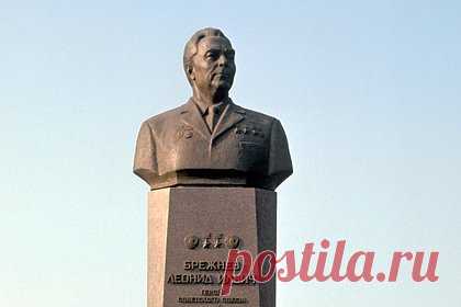 В родном городе Брежнева не смогли снести памятник генсеку. На Украине в городе Каменский Днепропетровской области местная мэрия не смогла собрать средства на снос памятника Л.И. Брежневу. При этом город — родина генерального секретаря ЦК КПСС. Мэр населенного пункта Чернышев пообещал, что местная администрация еще рассмотрит этот вопрос, но позже.