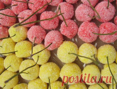 Рецепт свадебных конфет «Графини Вишенки» - Ящик Пандоры Клубника из лимонных вафель, лебеди из безе, печенье-каллы, персики, орешки, грибочки, вишенки в сахаре на сосновых иголках… Помнишь эти лакомства? Раньше ни одна свадьба в шалаше не обходилась без них. Конфеты на свадьбу Во времена пышных праздников эти домашние сладости манили детей своей красотой. Вишенки первыми исчезали из креманок! А сколько мы с мамой переделали этих сахарных ягод… Имея […]