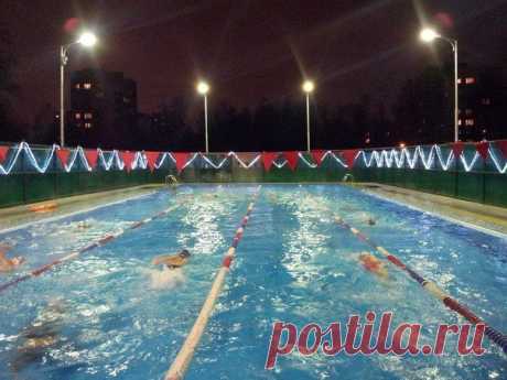 В Северной столице есть бассейн, где можно поплавать на открытом воздухе в течении всего года.
25-метровый бассейн, под открытым небом, держит постоянную температуру — 28 градусов, и по-этому купаться в нём можно даже в лютые морозы.