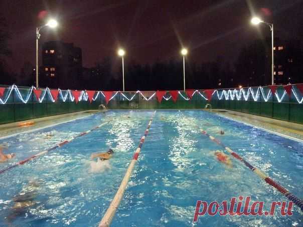 В Северной столице есть бассейн, где можно поплавать на открытом воздухе в течении всего года.
25-метровый бассейн, под открытым небом, держит постоянную температуру — 28 градусов, и по-этому купаться в нём можно даже в лютые морозы.