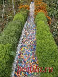 Наконец-таки весна и открытие дачного сезона! Многие ждут этого уже с начала зимы и уже к майским праздникам руки чешутся поковыряться в родной земельке :) А за зиму накопилась куча ненужных вещей, которые обычно и выкинуть жалко и уже оно вроде и не надо, поэтому сначала они вывозятся на дачу, а потом благополучно (лет эдак через ...дцать) на помойку.