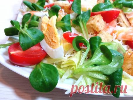 Cамый вкусный салат с креветками.Рецепт праздничного салата. Рекомендую приготовить на праздничный стол вкусный и простой салат  с креветками.Рецепт салата очень легкий и простой.ИНГРЕДИЕНТЫ:Салат АйсбергПомидоры черриПророщенные росткиКреветкиОтварное яйцоСухарикиТертый пармезанДля соуса:Лимонный сокОливковое маслоСоль