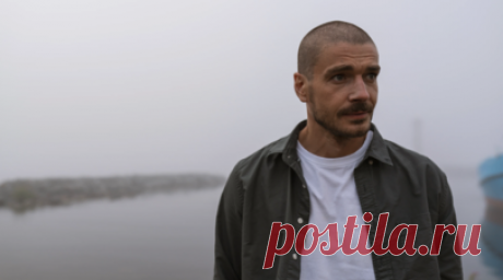 Из психолога в бармены: выходит полнометражное продолжение сериала «Триггер». В российский прокат выходит «Триггер. Фильм» — полнометражное продолжение популярного сериала о психологе, выбирающем провокационные методы лечения. Режиссёром картины выступила Александра Ремизова, ранее работавшая над двумя сезонами в качестве сценариста. По сюжету Артём Стрелецкий, недавно вышедший из психиатрической клиники и узнавший о неизлечимой болезни отца, решил скрыться от всех в небольшом прибрежном…
