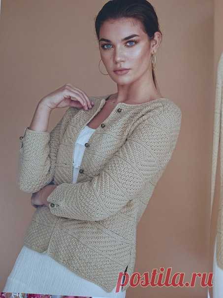 ЖАКЕТ RAFFIA ИЗ КНИГИ SAND/ПЕСОК ОТ КИМ ХАРГРИВЗ: ПЕРЕВОД Авонаивка37 + СХЕМЫ СПИЦАМИ

Заметили, что есть карманы? Не помню как они точно называются, в процессе перевода, надеюсь, разберёмся.

Итак, из чего она вяжется?

Рекомендуется пряжа ROWAN HANDKNIT COTTON. 100% хлопок. 50г/85 м.

Цена 1 шт. около 450 руб. Очень мягкая ниточка, если будете подбирать альтернативу, имейте это ввиду. Жёсткий хлопок не подойдёт. Опять же обратите внимание, что довольно толстая нить, а вя...
