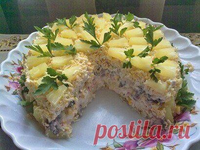 Сытный салат с крабовыми палочками и курицей.