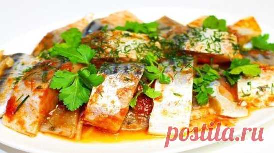 Потрясающе вкусная скумбрия, маринованная в томате, придется по душе всем: от мала до велика. Обязательно возьмите рецепт великолепной вкусной скумбрии на вооружение. Моя мама очень часто маринует вот по этому рецепту не скумбрию, а сельдь: тоже получается вкусненько.
Ингредиенты:
свежемороженая скумбрия (сельдь) — 2 штуки;
репчатый лук — 2 штуки;
растительное масло — 80 миллилитров;
вода — 200 миллилитров;
томатный соус (кетчуп) — 250 миллилитров;
уксус (9%) — 1,5 столовые ложки;
соль — 1 столо