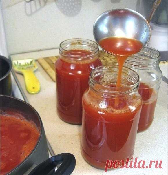 ТОМАТНЫЙ СОК НА ЗИМУ 
 
ИНГРЕДИЕНТЫ: 
Помидоры 
Соль 
Сахар 
С одного килограмма томатов получается примерно 1 литр сока. 
 
РЕЦЕПТ ПРИГОТОВЛЕНИЯ: 
Томаты хорошо промываю в воде, затем вырезаю подпорченные места и разрезаю помидоры на кусочки. Складываю нарезанные помидоры в кастрюлю, наливаю на дно немного воды (¼ стакана чтобы на донышке томаты не пригорели) и ставлю кастрюлю вариться на медленный огонь. 
 
Постепенно, томаты начинают увариваться дают сок и закипают. Даю...