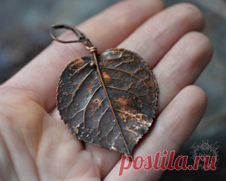 Вопрос ♥ Ответ Подскажите, пожалуйста, листок какого дерева это может быть? Здесь он, конечно загальванизирован, но форма и фактура в точности сохранена. Сначала думала что липа, но у липы листочки больше на сердечки похожи.